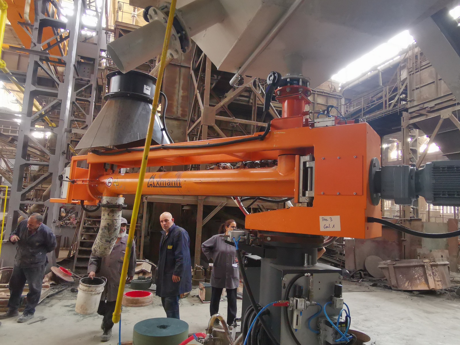 Axmann single-arm continuous mixer operating in a working foundry, No-Bake line